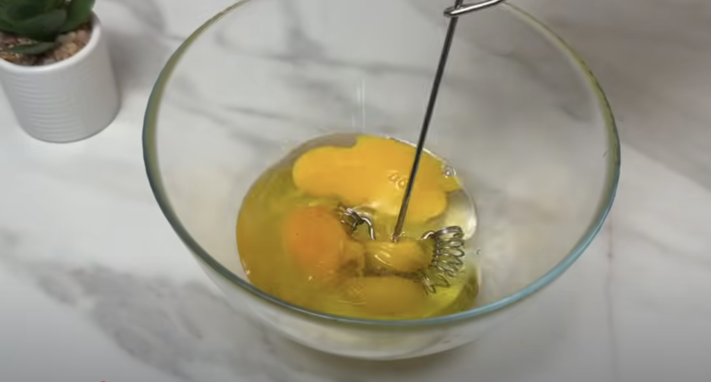 Zapečená palačinková pochoutka se špenátem, cibulí, rajčetem, tuňákem a sýrem - rychlý, zdravý a chutný slaný oběd nebo večeře