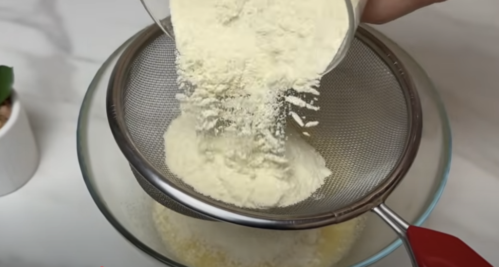 Zapečená palačinková pochoutka se špenátem, cibulí, rajčetem, tuňákem a sýrem - rychlý, zdravý a chutný slaný oběd nebo večeře