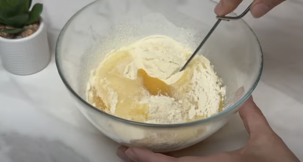 Zapečená palačinková pochoutka se špenátem, cibulí, rajčetem, tuňákem a sýrem - rychlý, zdravý a chutný slaný oběd nebo večeře