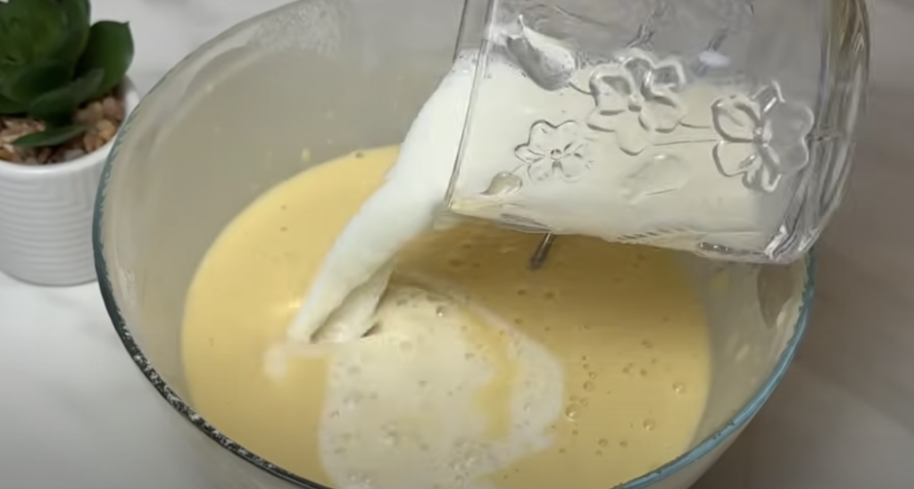 Zapečená palačinková pochoutka se špenátem, cibulí, rajčetem, tuňákem a sýrem - rychlý, zdravý a chutný slaný oběd nebo večeře