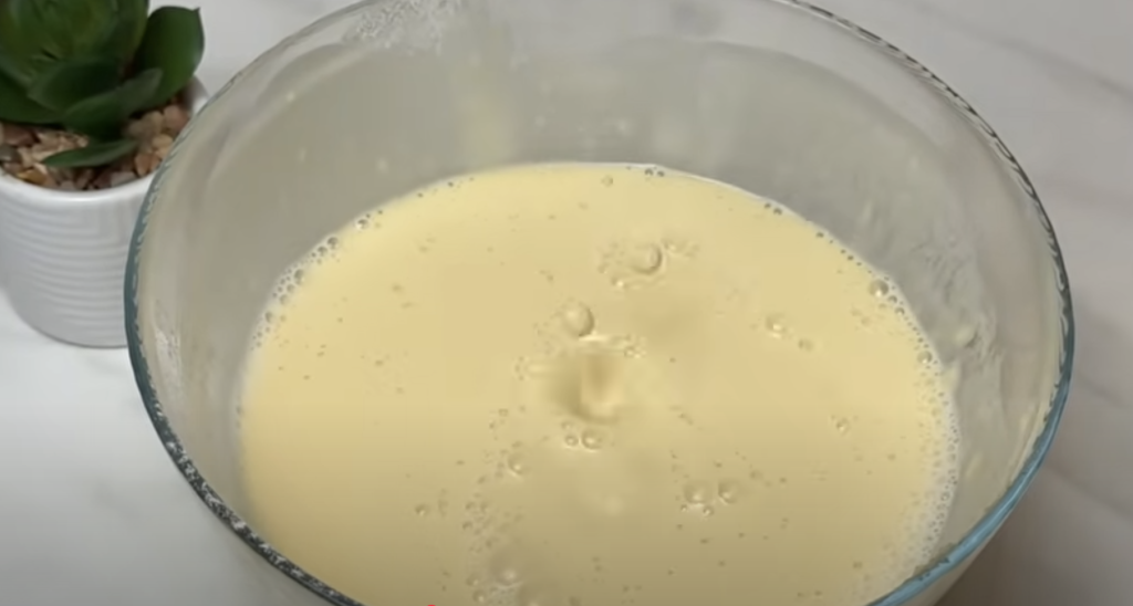 Zapečená palačinková pochoutka se špenátem, cibulí, rajčetem, tuňákem a sýrem - rychlý, zdravý a chutný slaný oběd nebo večeře