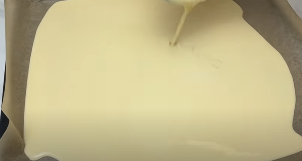 Zapečená palačinková pochoutka se špenátem, cibulí, rajčetem, tuňákem a sýrem - rychlý, zdravý a chutný slaný oběd nebo večeře