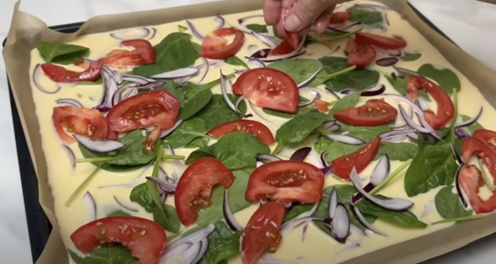 Zapečená palačinková pochoutka se špenátem, cibulí, rajčetem, tuňákem a sýrem - rychlý, zdravý a chutný slaný oběd nebo večeře