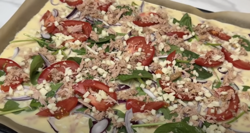 Zapečená palačinková pochoutka se špenátem, cibulí, rajčetem, tuňákem a sýrem - rychlý, zdravý a chutný slaný oběd nebo večeře