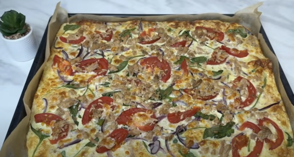 Zapečená palačinková pochoutka se špenátem, cibulí, rajčetem, tuňákem a sýrem - rychlý, zdravý a chutný slaný oběd nebo večeře