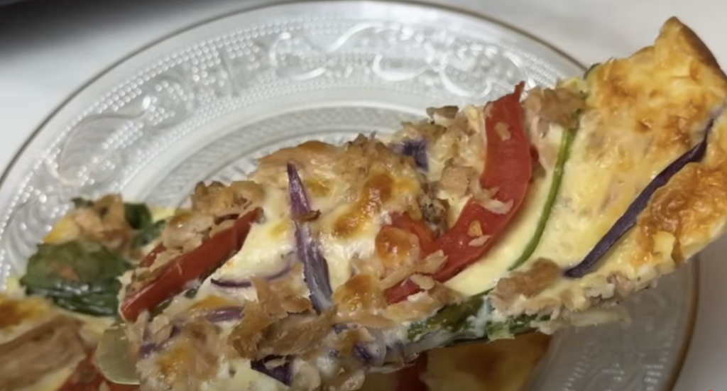 Zapečená palačinková pochoutka se špenátem, cibulí, rajčetem, tuňákem a sýrem - rychlý, zdravý a chutný slaný oběd nebo večeře