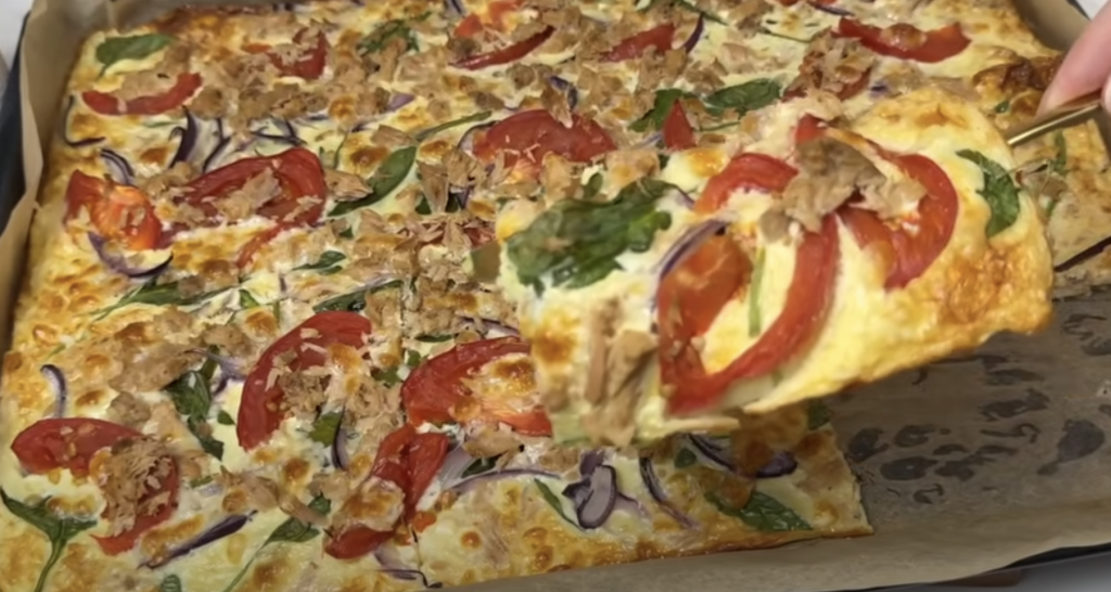 Zapečená palačinková pochoutka se špenátem, cibulí, rajčetem, tuňákem a sýrem - rychlý, zdravý a chutný slaný oběd nebo večeře