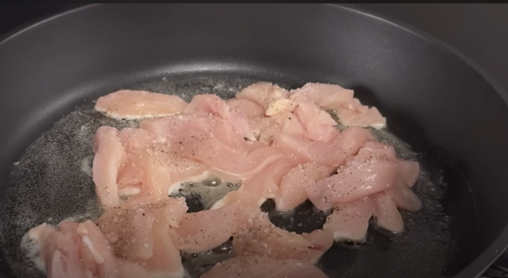 Krémové těstoviny s kuřecím masem, špenátem a parmazánem