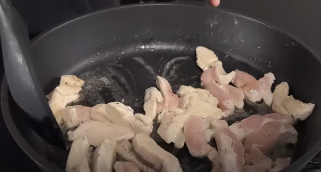 Krémové těstoviny s kuřecím masem, špenátem a parmazánem