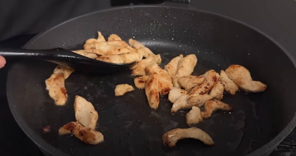 Krémové těstoviny s kuřecím masem, špenátem a parmazánem