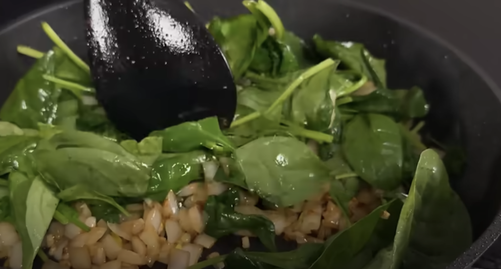 Krémové těstoviny s kuřecím masem, špenátem a parmazánem