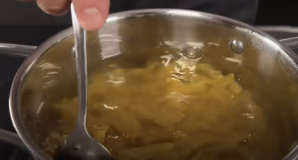 Krémové těstoviny s kuřecím masem, špenátem a parmazánem