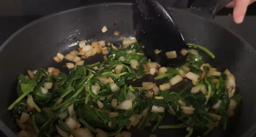 Krémové těstoviny s kuřecím masem, špenátem a parmazánem