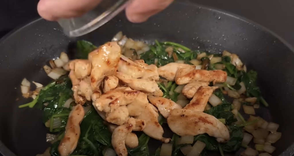 Krémové těstoviny s kuřecím masem, špenátem a parmazánem