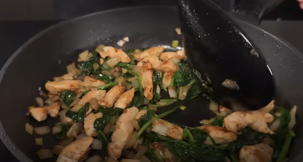 Krémové těstoviny s kuřecím masem, špenátem a parmazánem