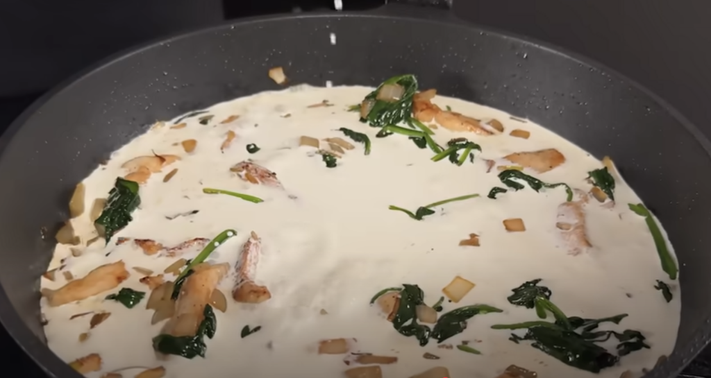 Krémové těstoviny s kuřecím masem, špenátem a parmazánem