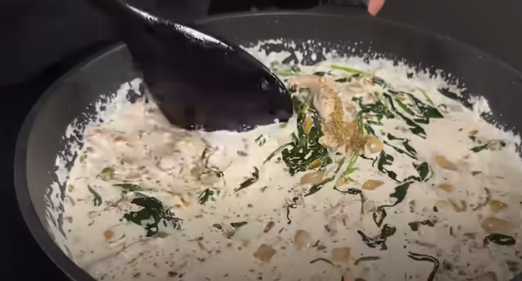 Krémové těstoviny s kuřecím masem, špenátem a parmazánem