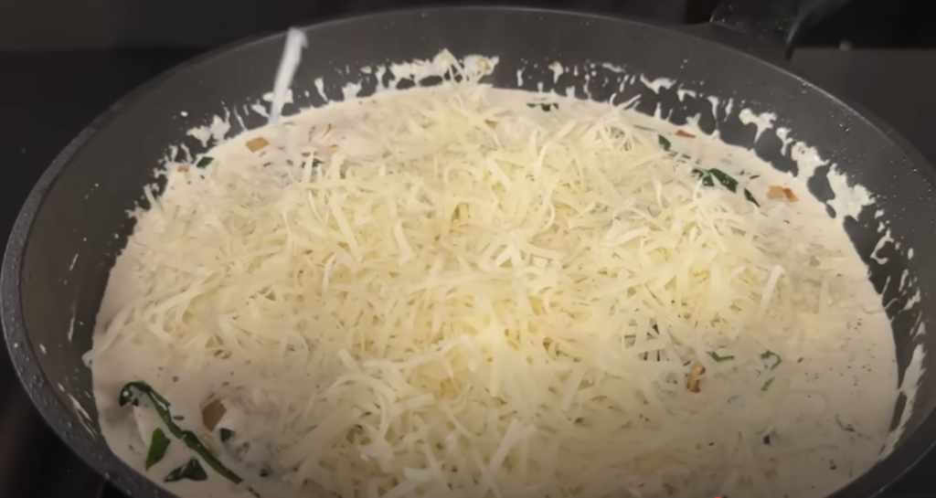 Krémové těstoviny s kuřecím masem, špenátem a parmazánem