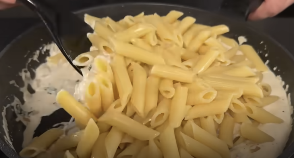 Krémové těstoviny s kuřecím masem, špenátem a parmazánem