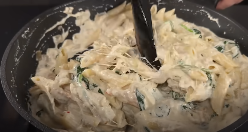 Krémové těstoviny s kuřecím masem, špenátem a parmazánem