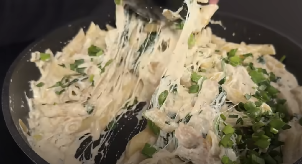 Krémové těstoviny s kuřecím masem, špenátem a parmazánem