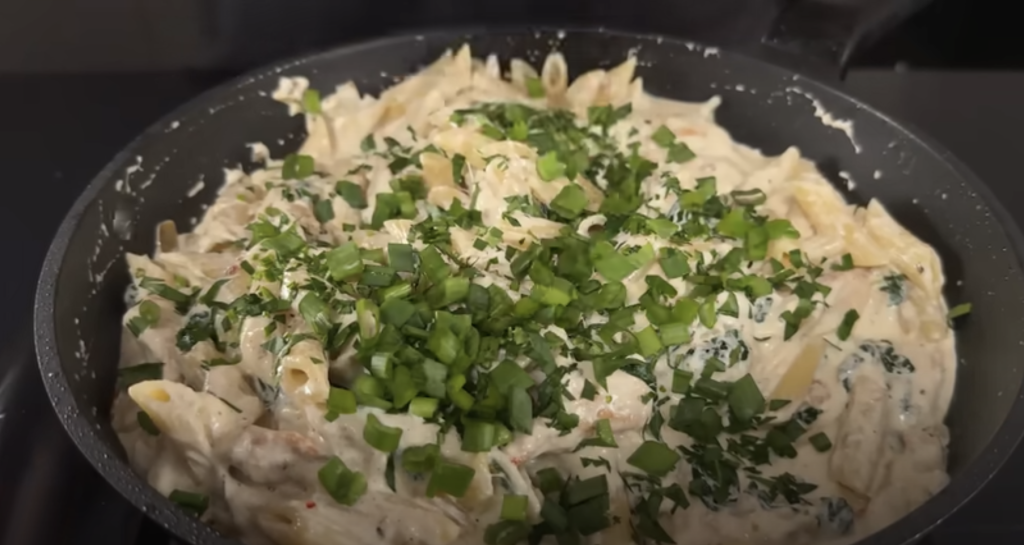 Krémové těstoviny s kuřecím masem, špenátem a parmazánem