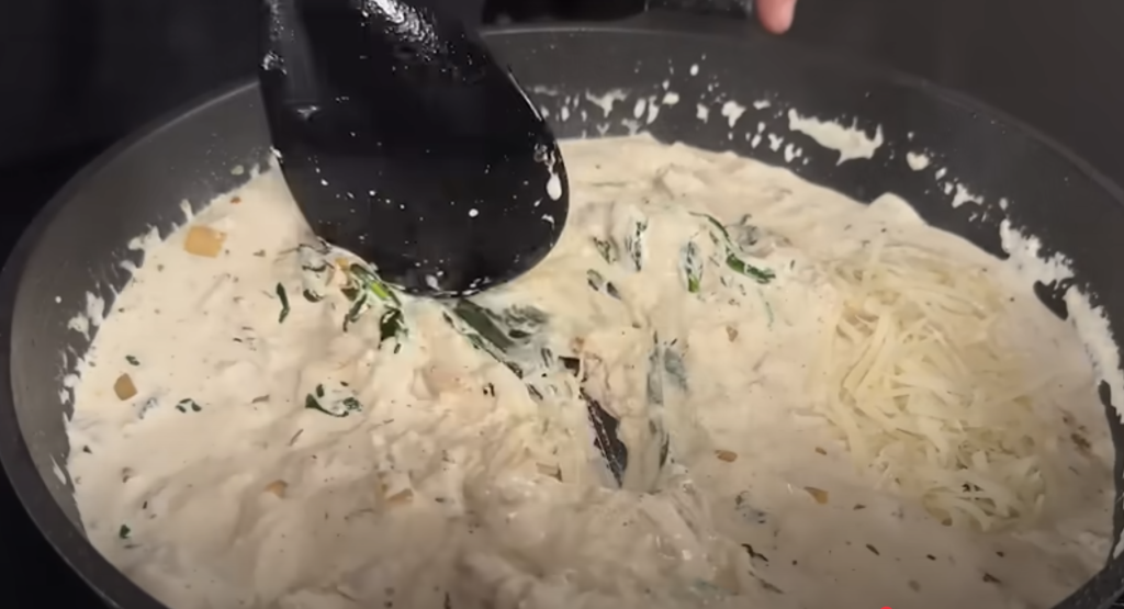 Krémové těstoviny s kuřecím masem, špenátem a parmazánem