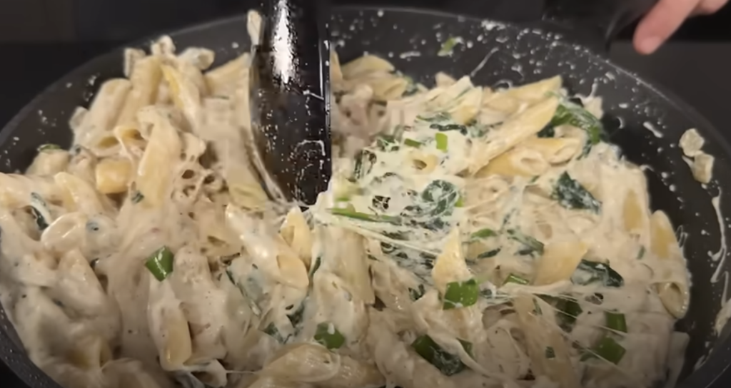 Krémové těstoviny s kuřecím masem, špenátem a parmazánem
