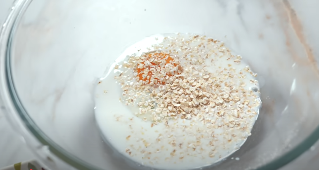 Jemná ovesná placka se šunkou a sýrem připravená na pánvi - snídaně na každý den!