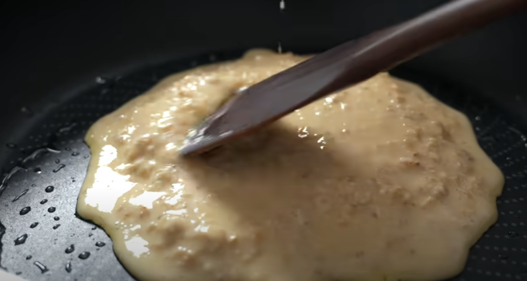 Jemná ovesná placka se šunkou a sýrem připravená na pánvi - snídaně na každý den!