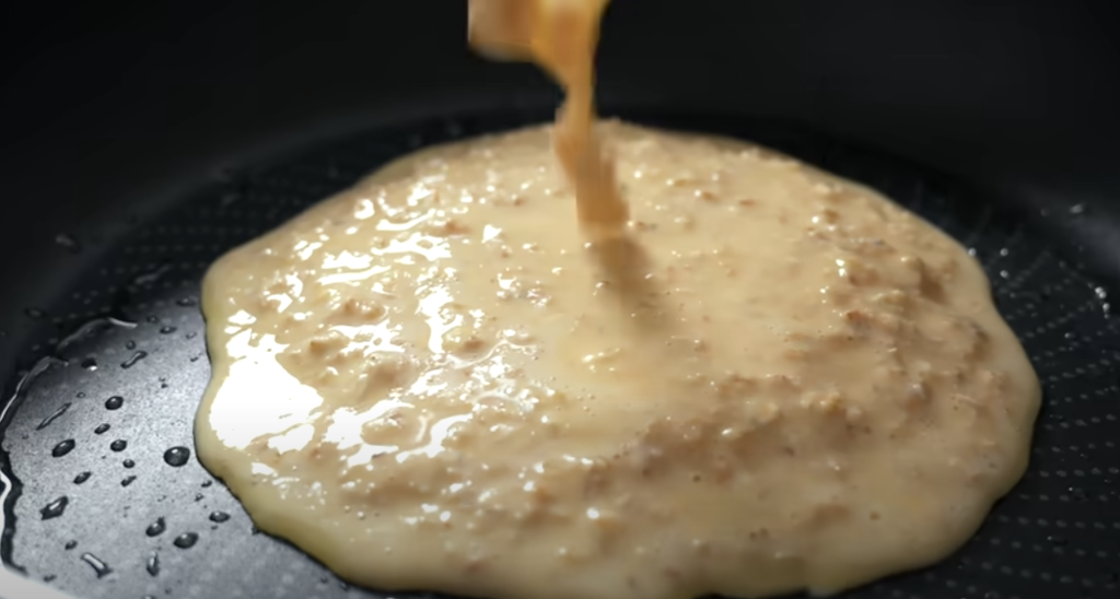 Jemná ovesná placka se šunkou a sýrem připravená na pánvi - snídaně na každý den!