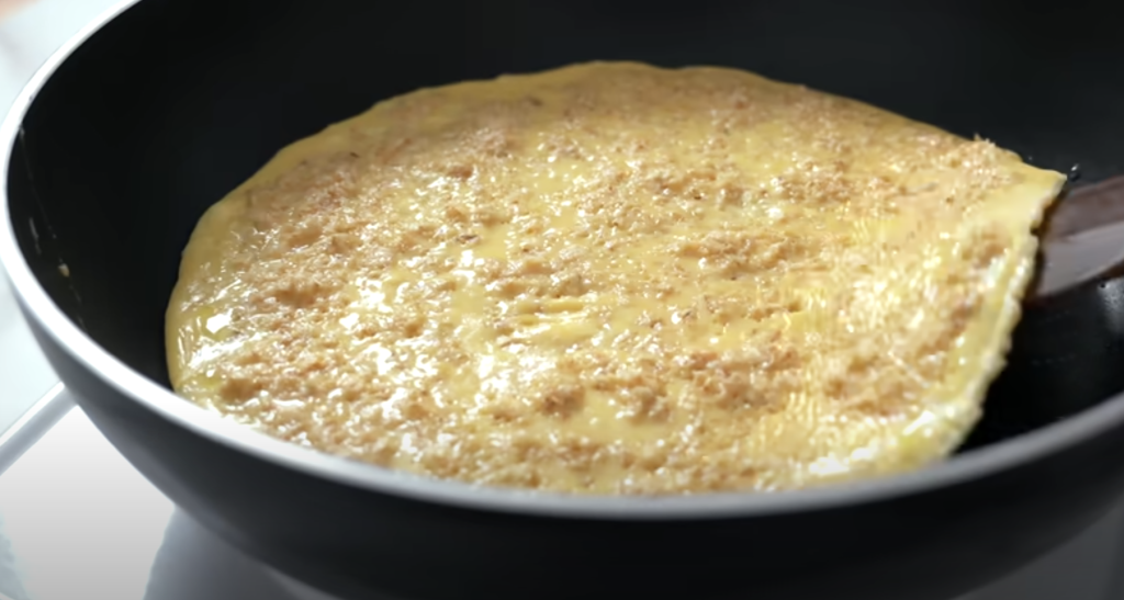 Jemná ovesná placka se šunkou a sýrem připravená na pánvi - snídaně na každý den!