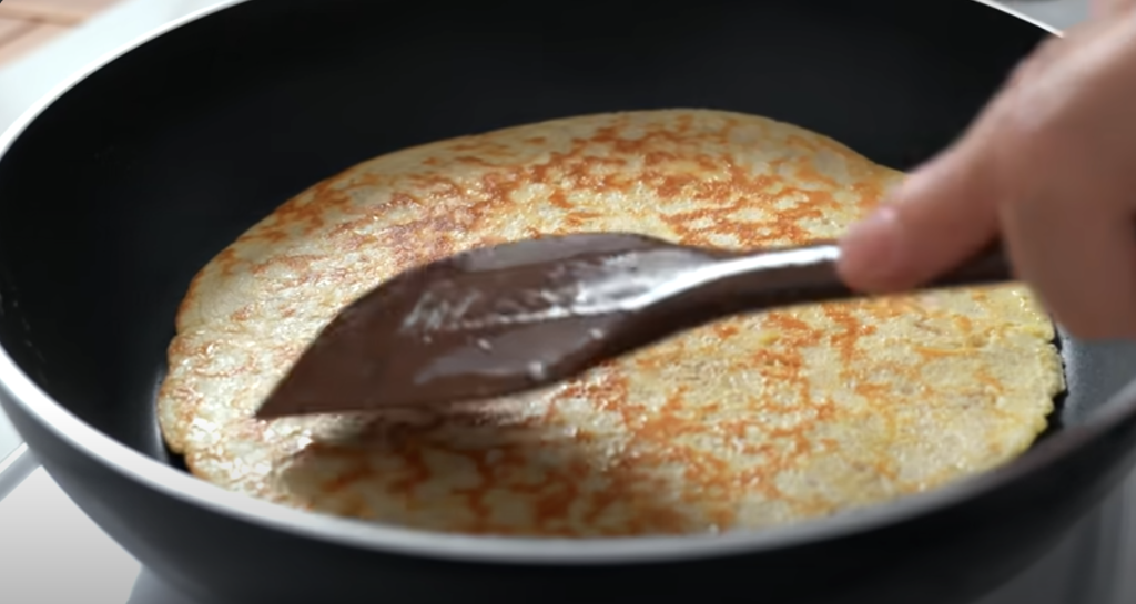 Jemná ovesná placka se šunkou a sýrem připravená na pánvi - snídaně na každý den!