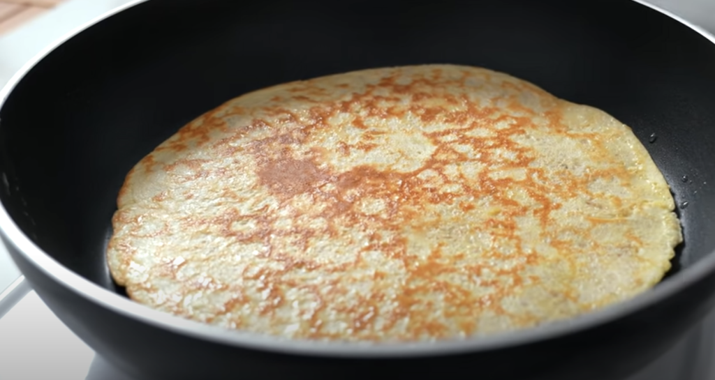 Jemná ovesná placka se šunkou a sýrem připravená na pánvi - snídaně na každý den!