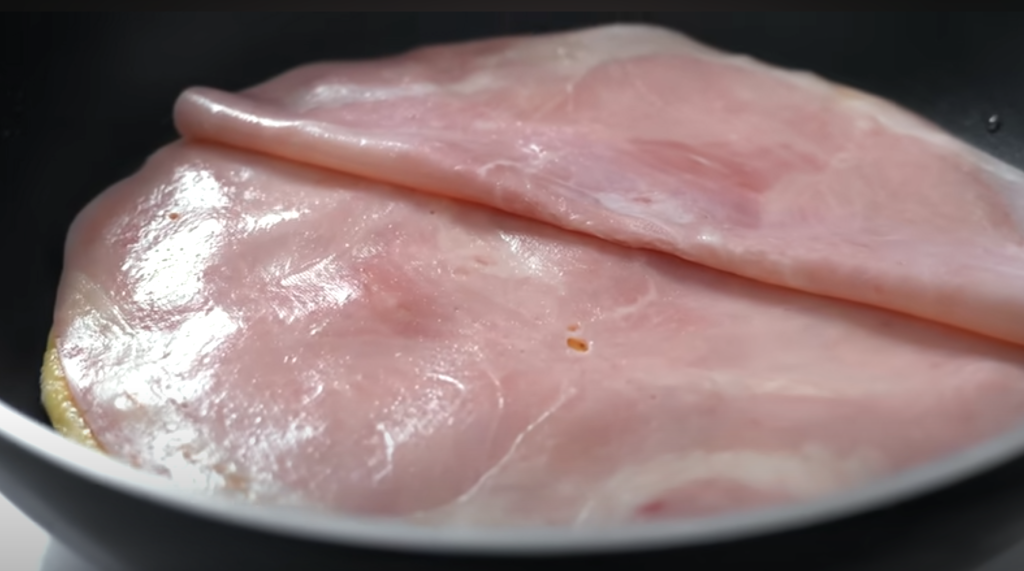 Jemná ovesná placka se šunkou a sýrem připravená na pánvi - snídaně na každý den!