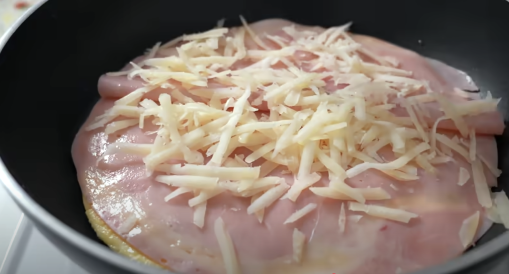 Jemná ovesná placka se šunkou a sýrem připravená na pánvi - snídaně na každý den!