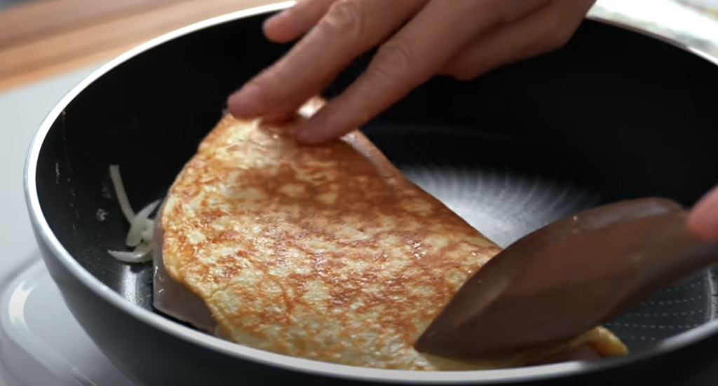 Jemná ovesná placka se šunkou a sýrem připravená na pánvi - snídaně na každý den!