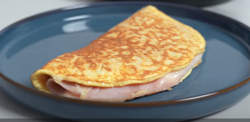 Jemná ovesná placka se šunkou a sýrem připravená na pánvi - snídaně na každý den!