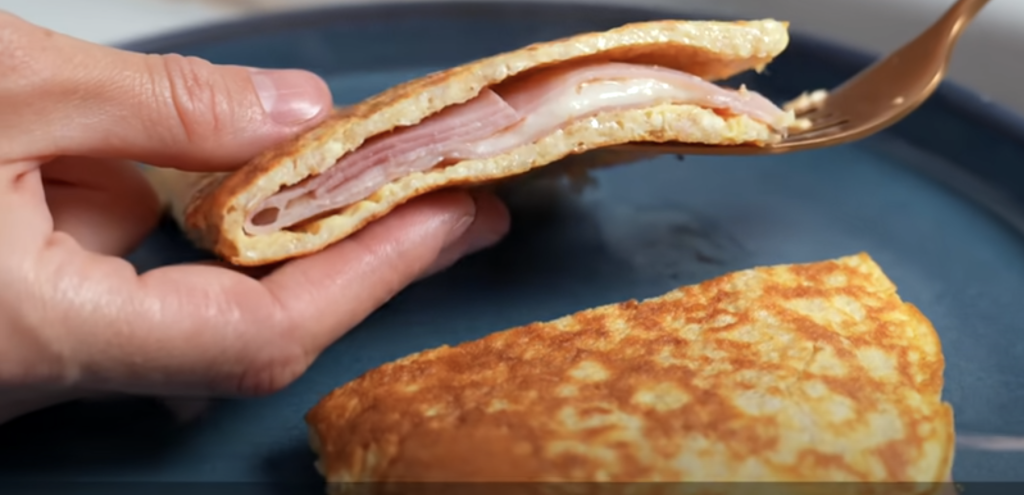 Jemná ovesná placka se šunkou a sýrem připravená na pánvi - snídaně na každý den!