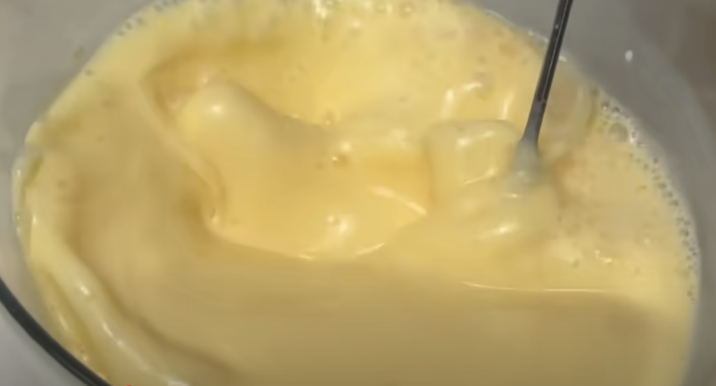 Slaný tvarohový koláč se sušenou cibulkou - jemný, nadýchaný a voňavý