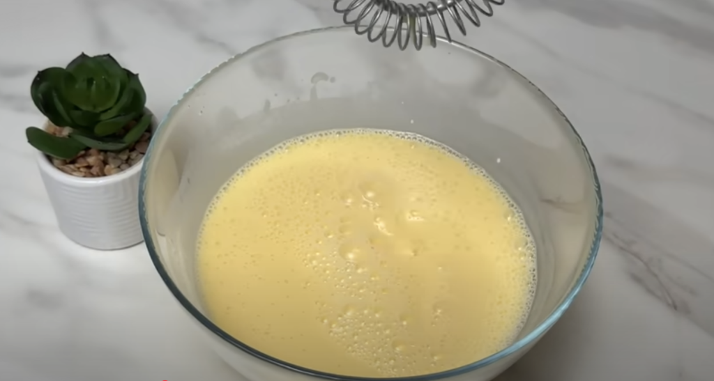 Slaný tvarohový koláč se sušenou cibulkou - jemný, nadýchaný a voňavý