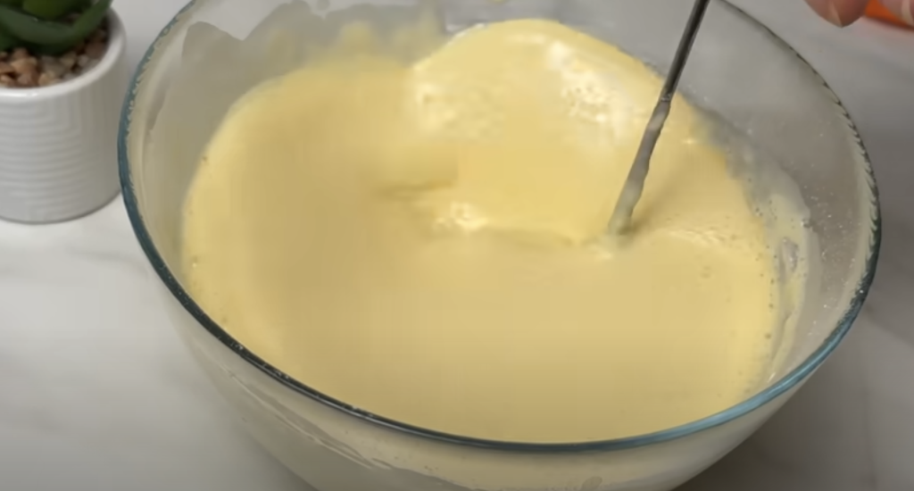 Slaný tvarohový koláč se sušenou cibulkou - jemný, nadýchaný a voňavý