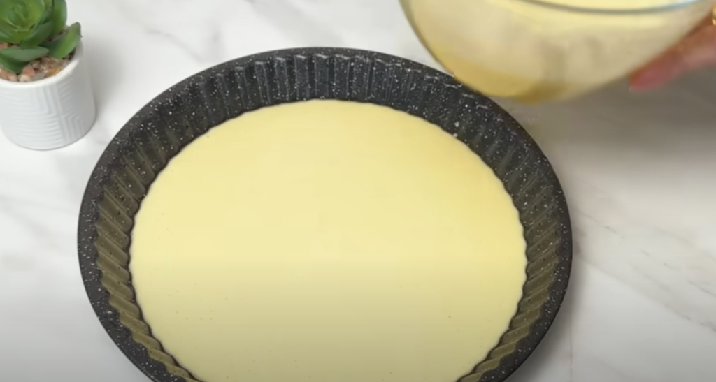 Slaný tvarohový koláč se sušenou cibulkou - jemný, nadýchaný a voňavý