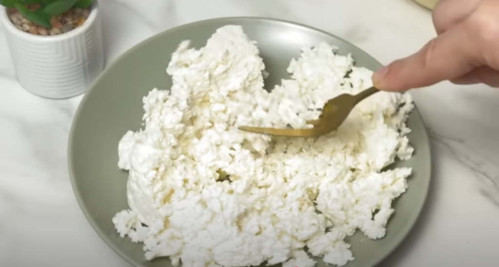 Slaný tvarohový koláč se sušenou cibulkou - jemný, nadýchaný a voňavý