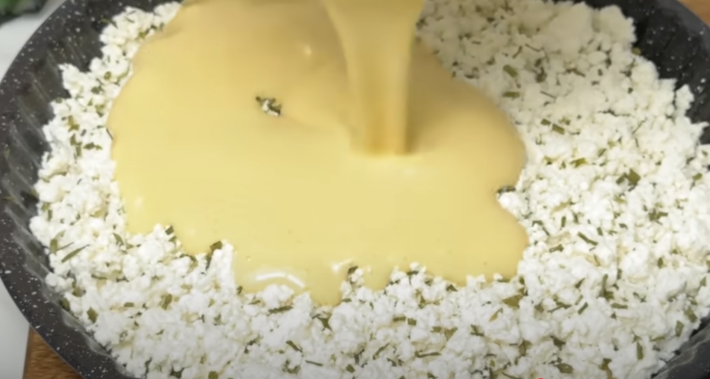 Slaný tvarohový koláč se sušenou cibulkou - jemný, nadýchaný a voňavý