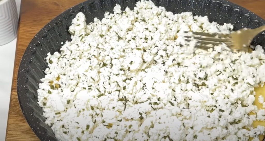 Slaný tvarohový koláč se sušenou cibulkou - jemný, nadýchaný a voňavý