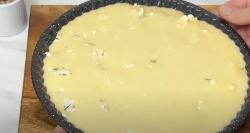 Slaný tvarohový koláč se sušenou cibulkou - jemný, nadýchaný a voňavý