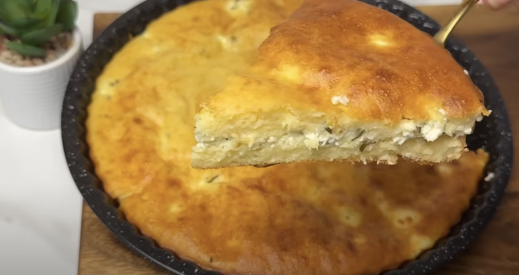 Slaný tvarohový koláč se sušenou cibulkou - jemný, nadýchaný a voňavý