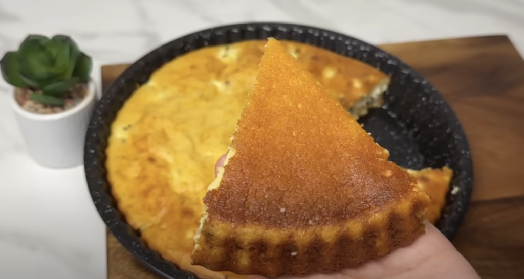 Slaný tvarohový koláč se sušenou cibulkou - jemný, nadýchaný a voňavý