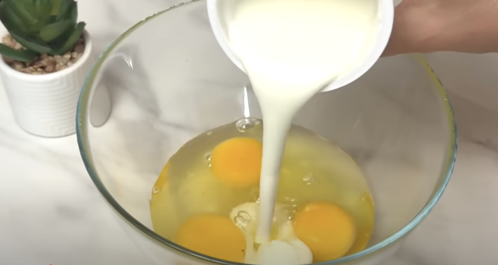 Smetanový tvarohový koláč s višněmi – vláčný, rychlý a osvěžující recept